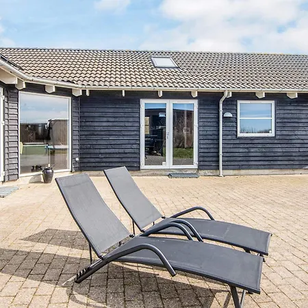 16 Person In L Kken Norre Lyngby