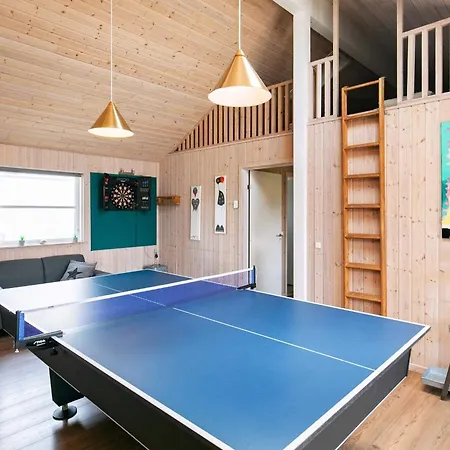 16 Person In Lokken-by Traum *