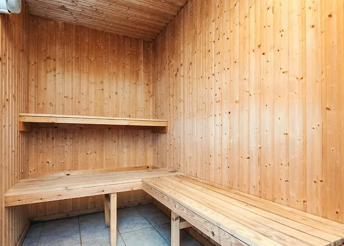 16 Person In Lokken-by Traum *
