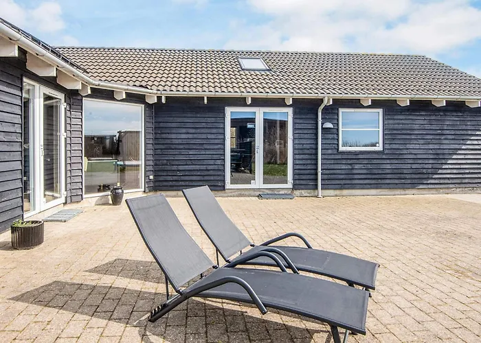 16 Person In Lokken-by Traum *